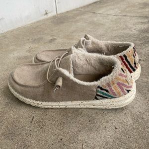 Womens Hey Dudes size 9 lightly worn